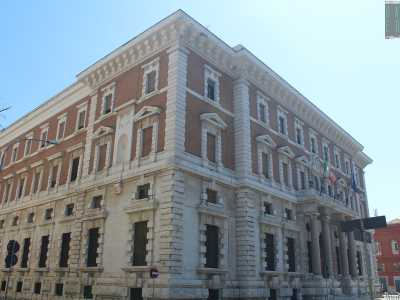 Siamo quindi davanti alla Banca d�Italia, che si sviluppa su quattro livelli, con una netta predominanza del colore bianco della pietra nella fascia inferiore e del rosso del rivestimento in laterizio in quella superiore. La facciata � caratterizzata da due ordini architettonici, dorico e ionico, uno zoccolo lapideo e un corpo aggettante